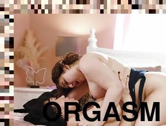 Little Puck and Leana Lovings bring each other to an eye-rolling orgasm