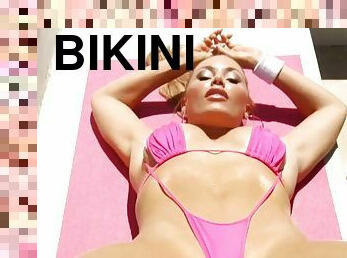 Nicole Aniston in solo bikini