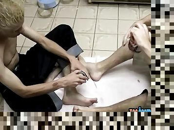 Twink redneck sucks jelly off of his buddies toes