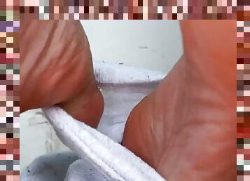 Ebony Giantess Removes Her Dirty Socks