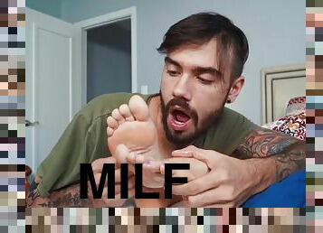 Teasing The MILF's Feet: Nade Nasty confuses his MIL Sedona Reign for his Girlfriend - Footjob fetish