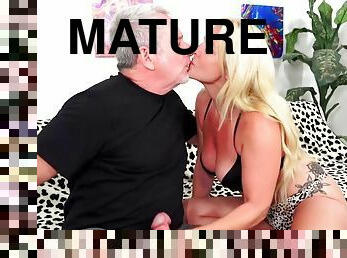 Mature Taylor Leigh Takes a Fat Cock