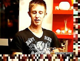 Twink Comes For Dinner and Cums On the Waiter