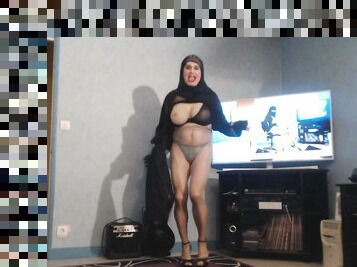musulmane en hijab a grosses  mamelles