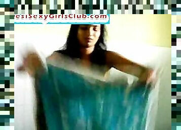 Sexy Desi Indian Amateur Girl Sucking Boyfriend's Dick in Bathroom