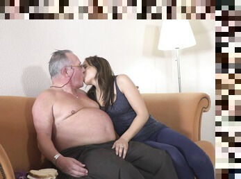 Pappa, Doggy, Gammel, Amatør, Blowjob, Tenåring, (Dad girl), Ung (18+), Sofa, Eldre (Older)