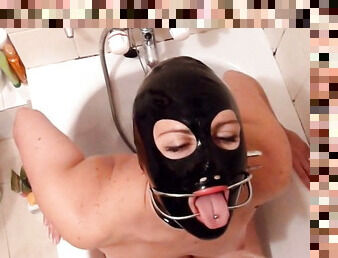 MILF IN FACE MASK DRINKS PISS IN TUB