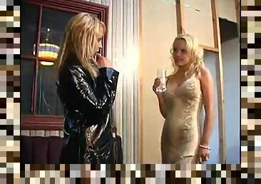 Pisss & more piss // Meadas femeninas adorables