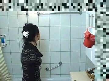 Andrea baise sous la douche