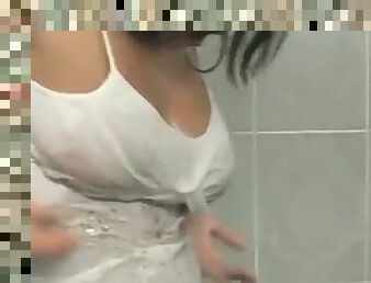 Mandi, Payu dara besar, Perempuan jelita, Tegar, Payu dara