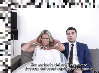DEBT4k. Lo sposo sta guardando come la sua sposa fa sesso con un altro uomo