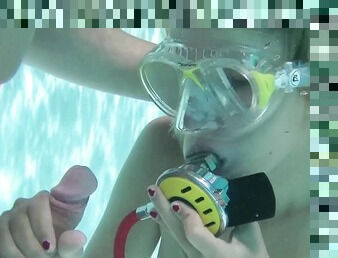 Swimming like a fucking mermaid Samantha Cruz gives a blowjob underwater
