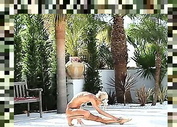 Super flexi skinny coed peeing outdoors