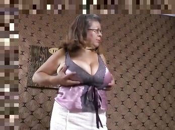 Omageil Horny granny masturbation her old pussy
